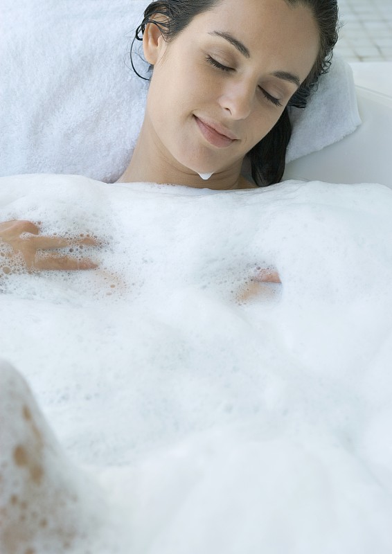 躺在泡泡浴中的女人图片下载