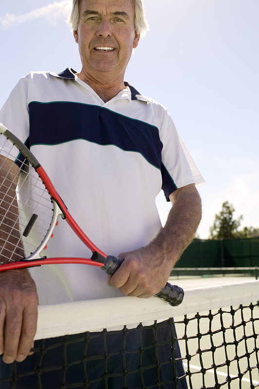 网球场上男人的肖像图片下载
