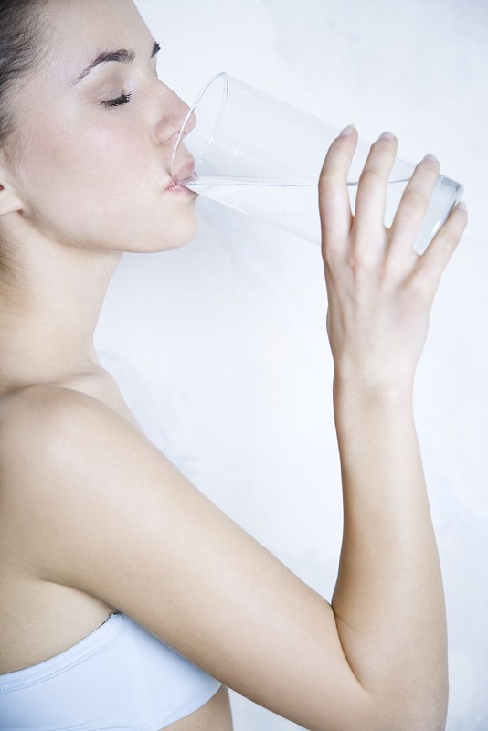 女人喝水，闭着眼睛，侧视图片下载