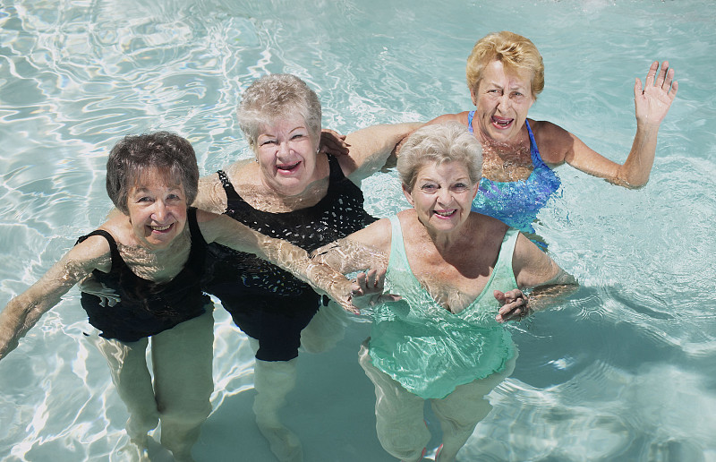一群老年妇女在游泳池里图片下载
