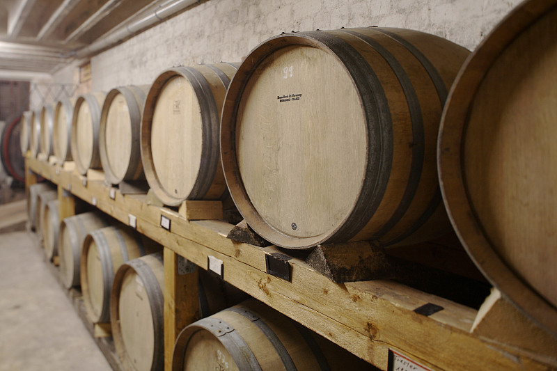 Wine casks in cellar图片素材
