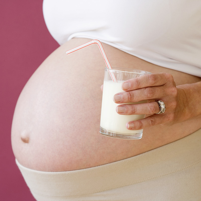 拿着牛奶的孕妇图片下载