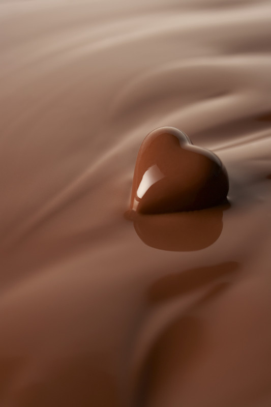 融化的巧克力中融化的心形巧克力图片下载