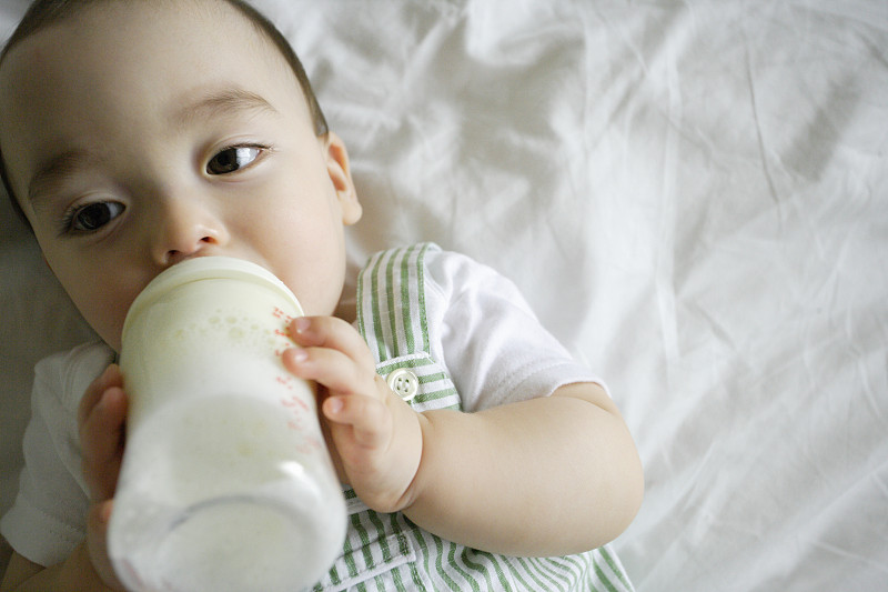 一个小男孩喝牛奶的特写图片下载