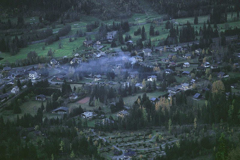 Chamonix上空烟雾，鸟瞰图图片下载