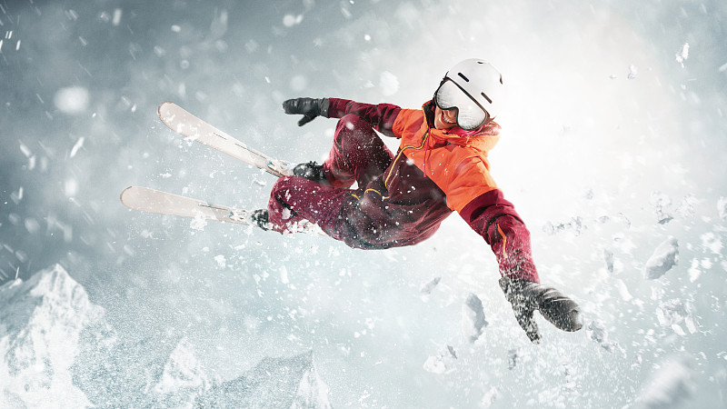 年轻女子和冬季运动-她在白色阿尔卑斯山脉滑雪图片下载