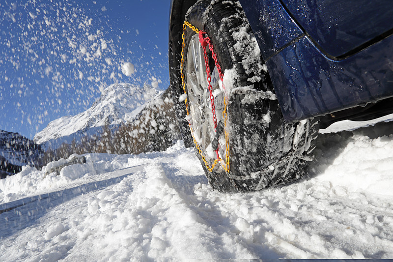 汽车轮胎上的雪链图片下载
