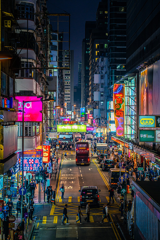 明亮的霓虹灯标志，五颜六色拥挤的城市景观旺角，九龙，中国香港图片下载