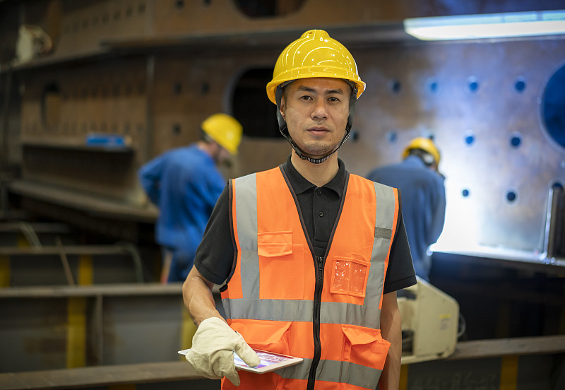 一幅亚洲蓝领工人在工厂的肖像图片素材