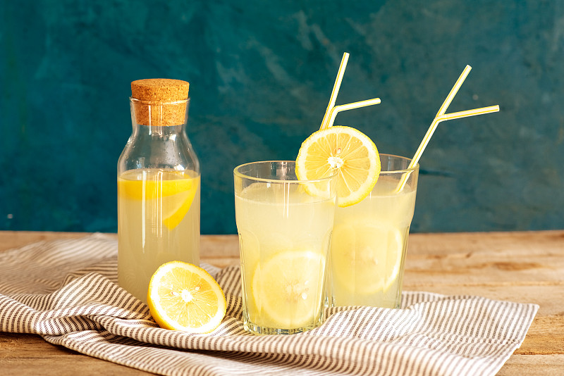 柠檬水或莫吉托鸡尾酒加柠檬和薄荷，清凉饮料或冰饮料图片素材