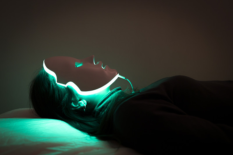 一位年轻女性的LED面膜再生治疗图片下载