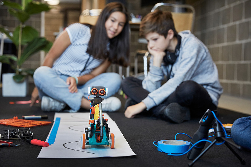 男孩和女孩在科学教室里实验机器人图片下载