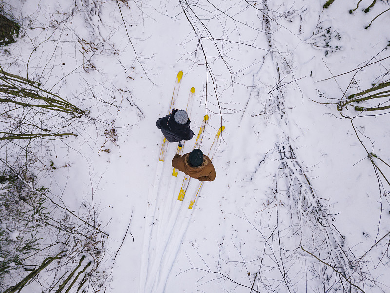 鸟瞰图的夫妇与滑雪板在森林，列宁格勒地区，俄罗斯图片素材