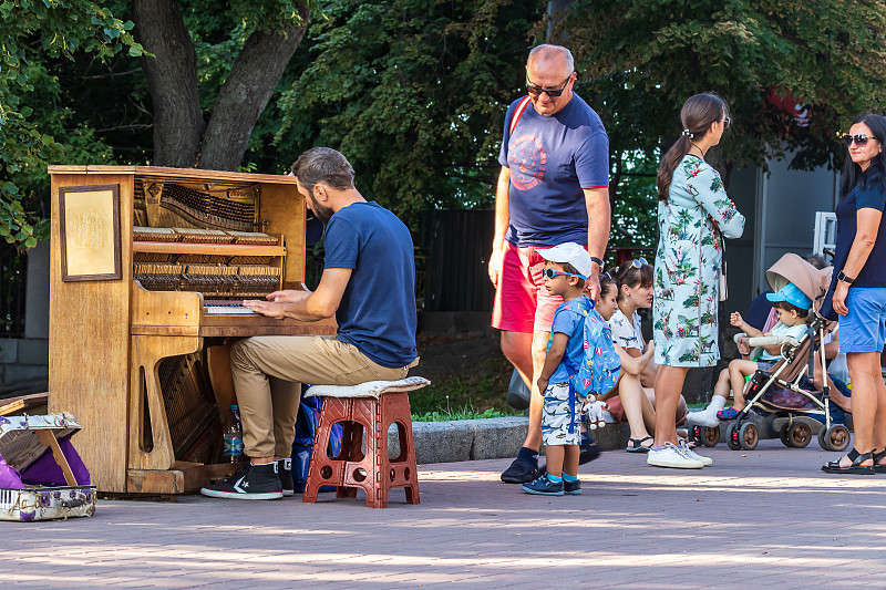 不明身份的音乐家在基辅中心的米哈伊洛夫斯卡娅广场上弹奏钢琴。图片下载