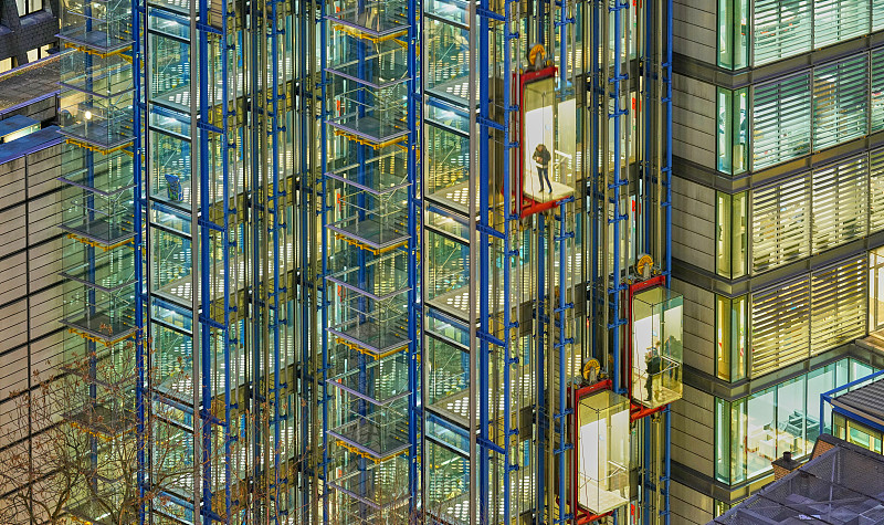 办公大楼一侧的玻璃电梯图片素材