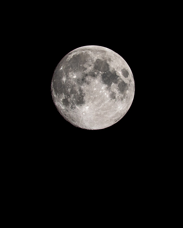 低角度的满月在晚上图片素材