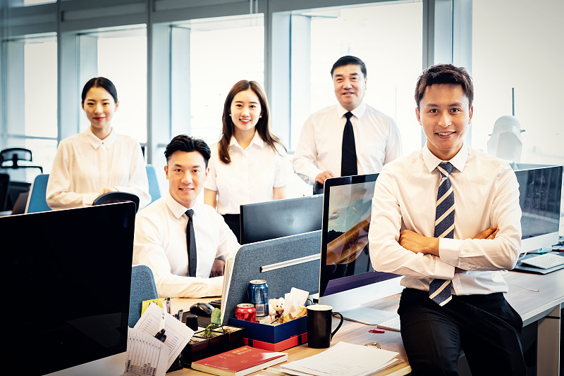 一个亚洲商业团队在办公室的肖像图片下载