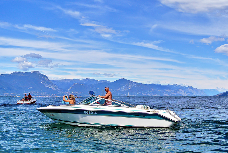 加尔达湖上有两艘白色摩托艇。图片下载