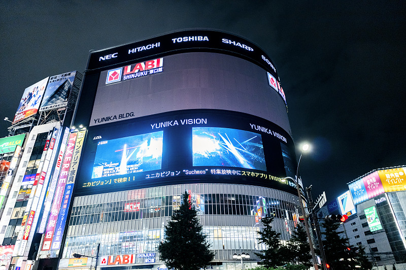歌舞伎町的人群和霓虹灯图片素材