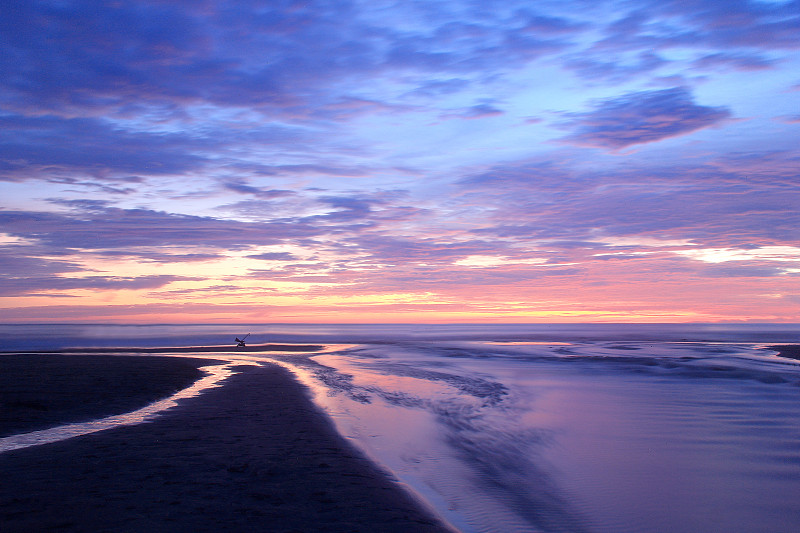 海滩上日落时天空的美丽色彩。图片下载