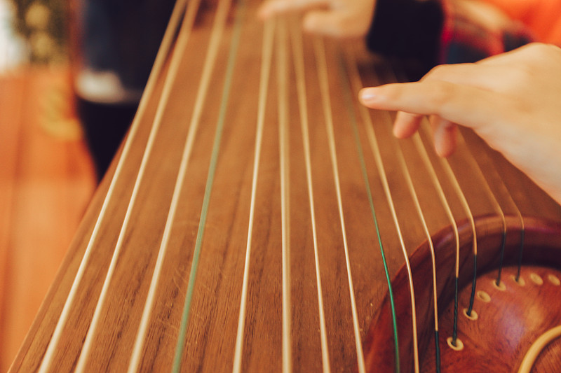 演奏中国传统音乐古筝图片下载