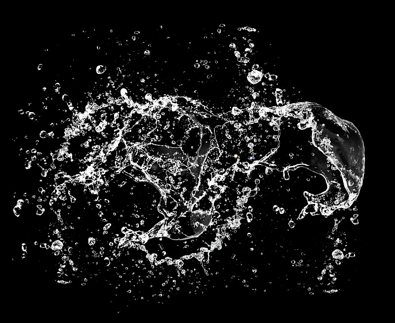 在黑色背景上的人物和抽象形式的水。图片下载