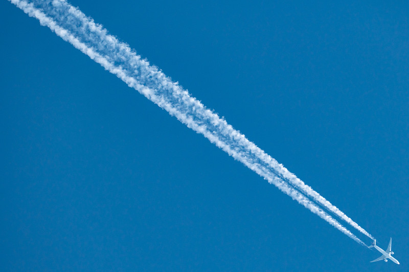 这架飞机在日本神奈川县的蓝天上飞行图片素材