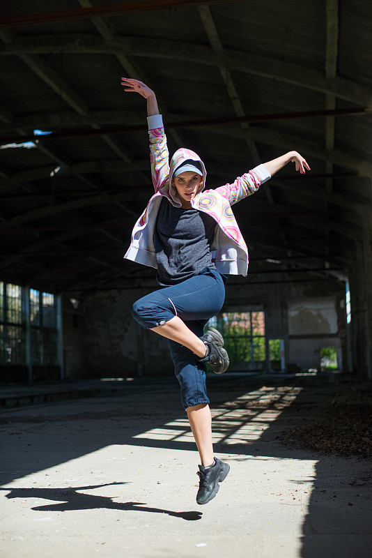 嘻哈女舞者在废弃的建筑中跳舞图片下载
