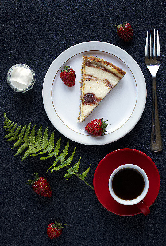 草莓芝士蛋糕和一杯浓缩咖啡图片素材