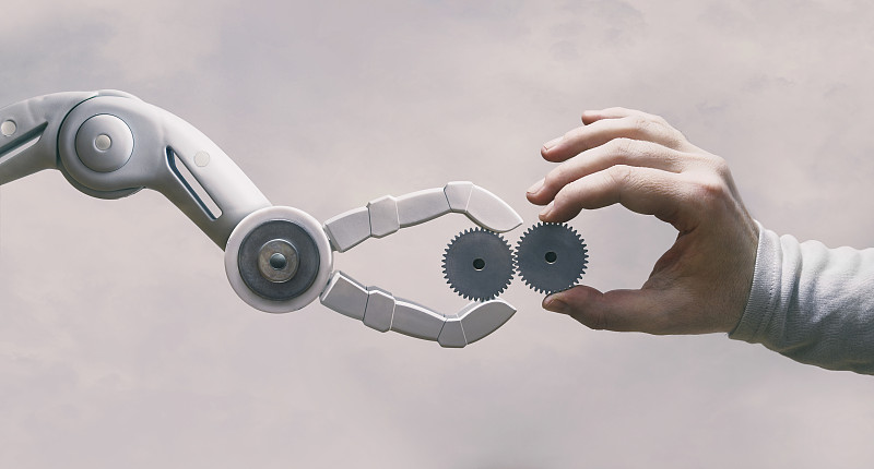 机器人和人的手与齿轮图片下载