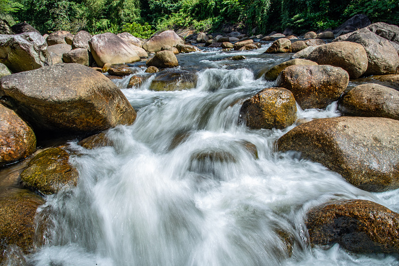 泰国那空斯达马拉省基里翁村美丽的淡水溪流。图片下载