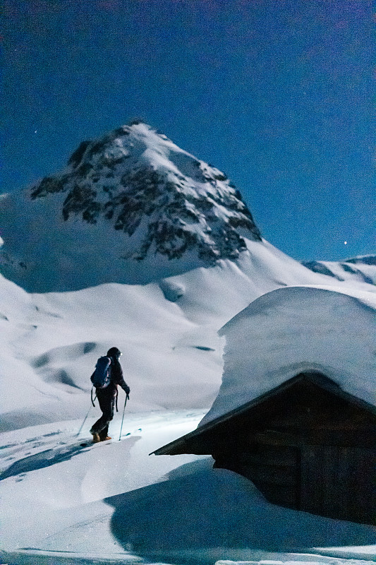 野外滑雪者夜间上山图片素材