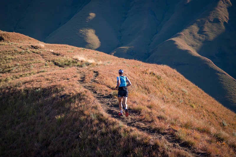 孤独的超级越野跑者跑上山脊的山-德拉肯斯堡图片素材