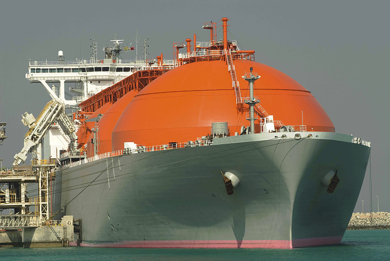 在卡塔尔多哈拉斯拉凡工业城港口装载液化天然气油轮图片下载