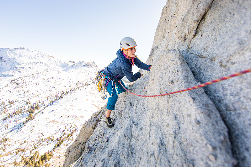 加州约塞米蒂国家公园的女攀岩者图片下载