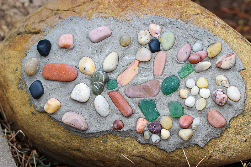 在鹅卵石上的多色石头的高角度视图图片素材