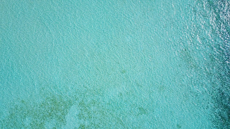 无人机近距离拍摄加勒比海中粼粼的浅水。美丽的绿松石和蓝色。图片素材