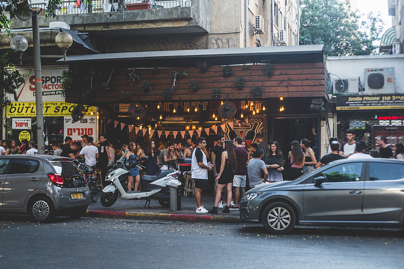 以色列特拉维夫市迪曾戈夫大街上一家当地酒吧的室外用餐平台图片素材