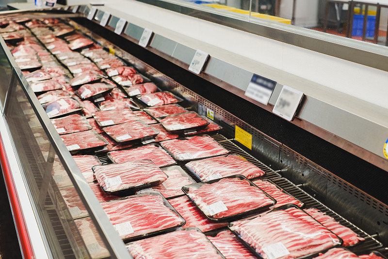 不同类型的包装肉在肉冷却器图片下载