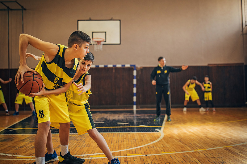 十几岁的男孩篮球运动员在室内训练图片素材