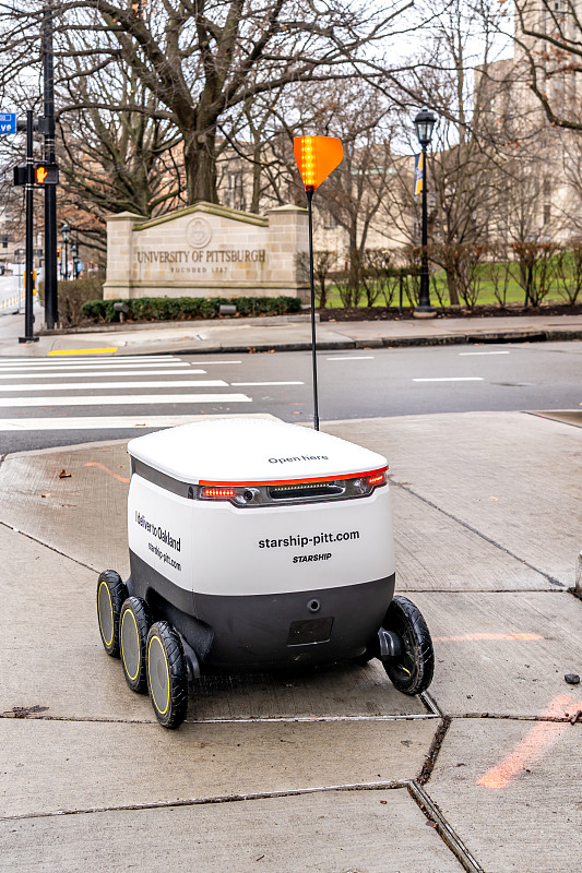 匹兹堡大学校园里的送餐机器人。图片素材