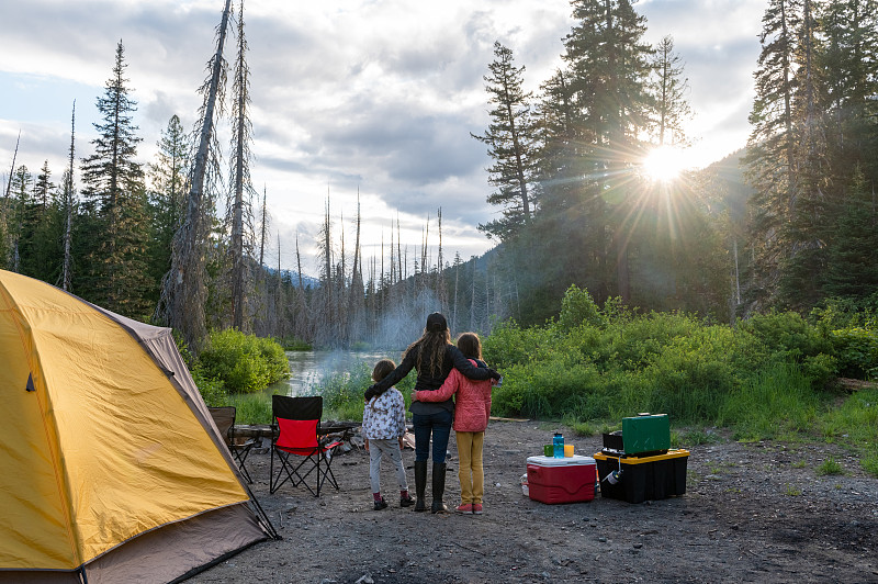 母亲和女儿在野外露营时建立联系图片素材