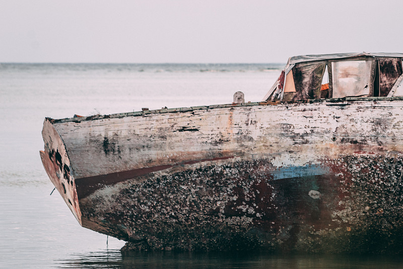 海上一艘被遗弃的船图片素材