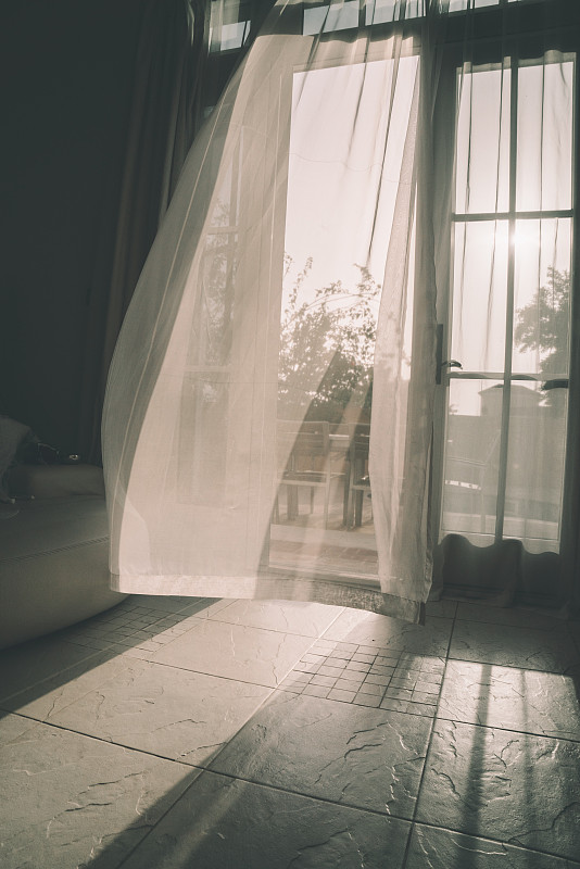 窗帘拉开，阳光洒在家里的地板上图片素材