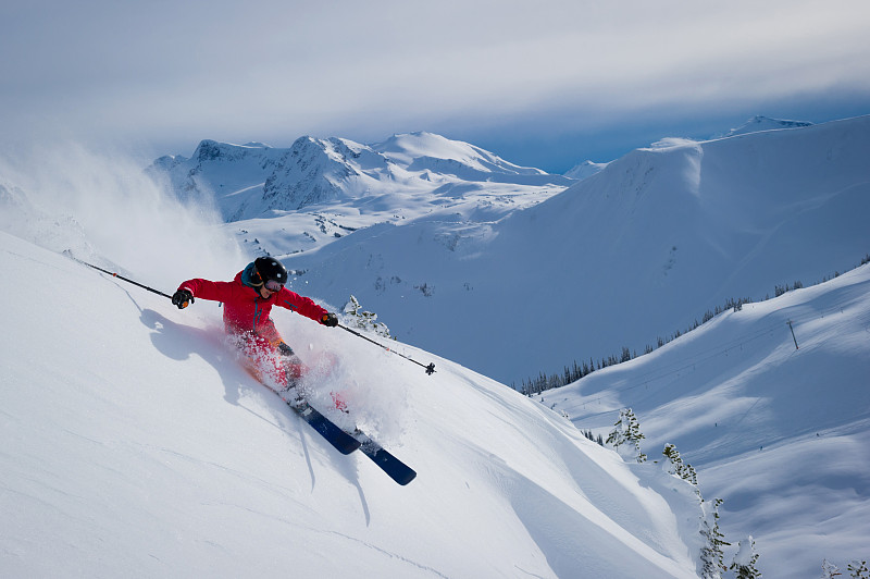 女人在滑雪度假中滑雪图片素材