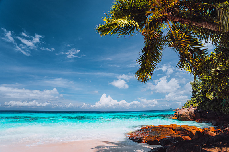 奇异的热带海滩。纯净的水晶清澈碧绿的海水，蔚蓝的天空。暑假图片素材