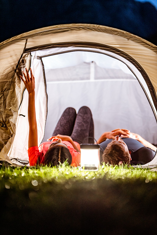在山上露营的年轻夫妇图片素材