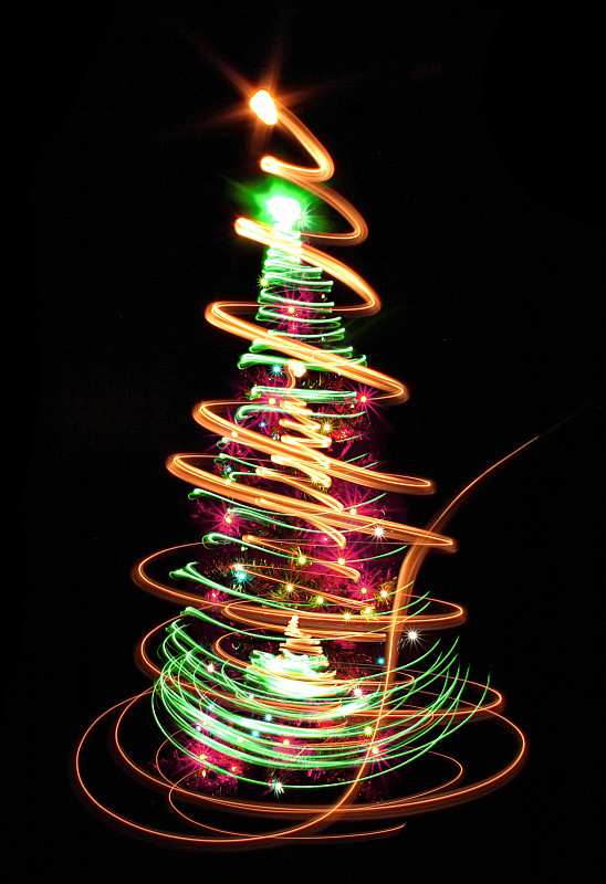 照亮圣诞树的夜晚图片素材