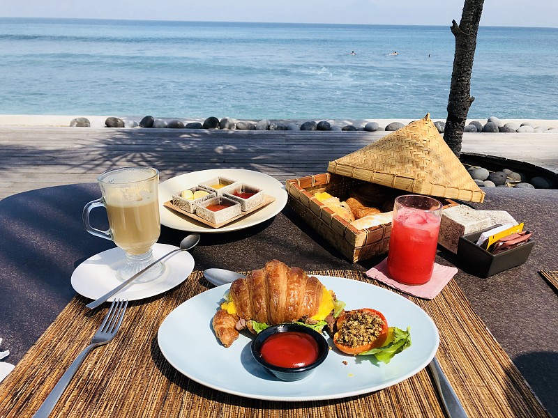 高角度的早餐供应在餐桌上的海上图片素材