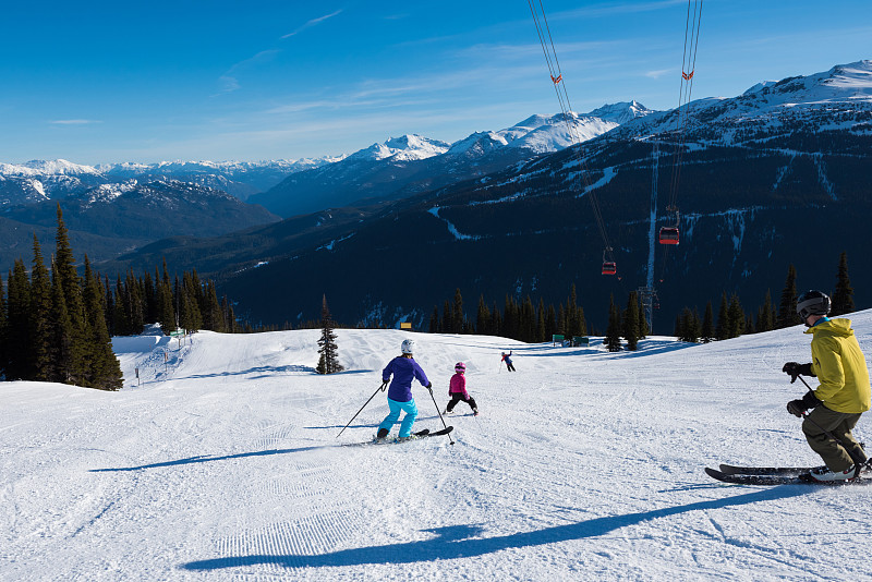 一家人在冬季滑雪度假图片素材
